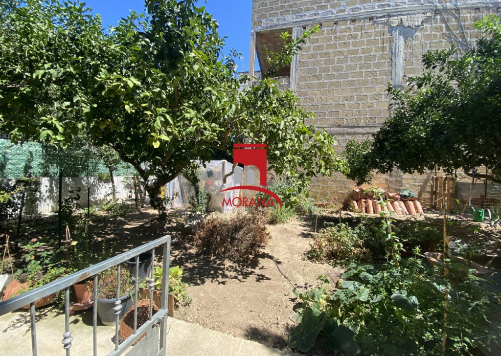 Vendita Case Indipendenti Valderice - Casa a solo ristrutturata con giardino a Valderice Località Centro Urbano